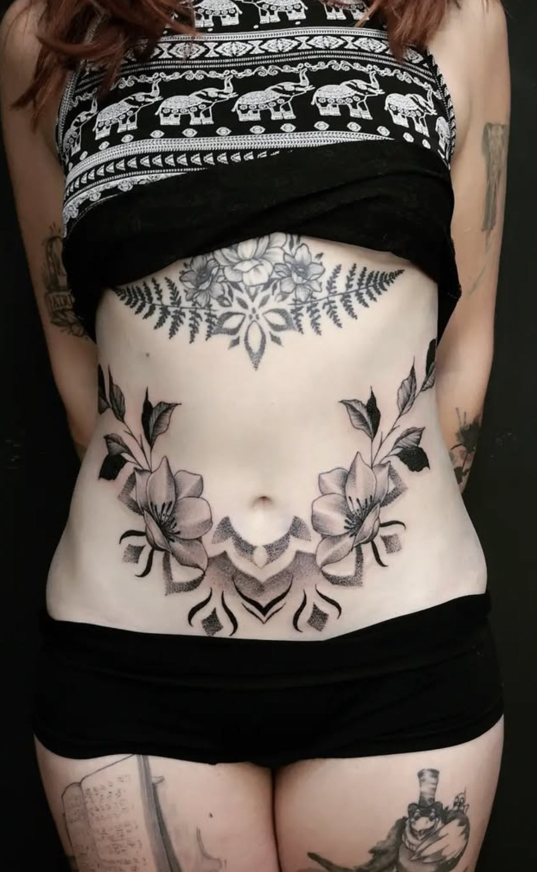 Photo de tatouage sur le ventre d'une femme