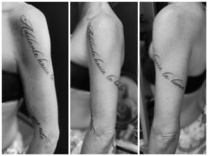 Photo d'un tatouage sur le bras représentant une phrase enroulé autour : Adelante hacia la luna ....